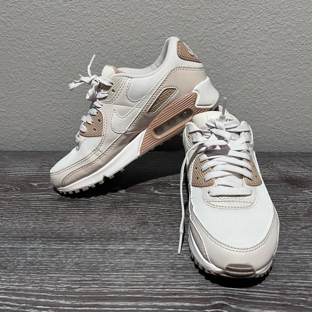 Nike AirMax 90 Women's Sneakers in White and beige Tan sz 7 - Picture 3 of 9